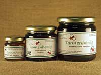 Kräftig-harziger,
 flüssiger und dunkler Tannenhonig im 60g-,
 250g- und 500g-Glas