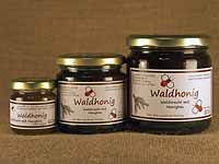 Dunkler,
 flüssiger und kräftiger Waldhonig im 60g-,
 250g- und 500g-Glas
